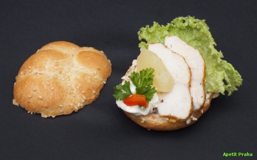 Bezlaktózová světlá banketní houstička Hawai s kuřecím kari salátem s majonézou a kuřecími prsíčky