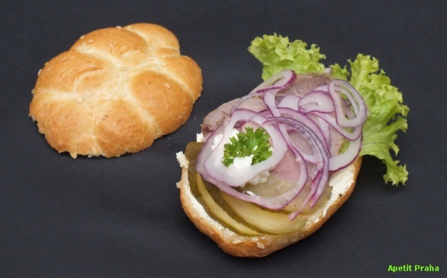 Bezlaktózová světlá banketní houstička s roastbeefem na majonézovém křenovém dresinku