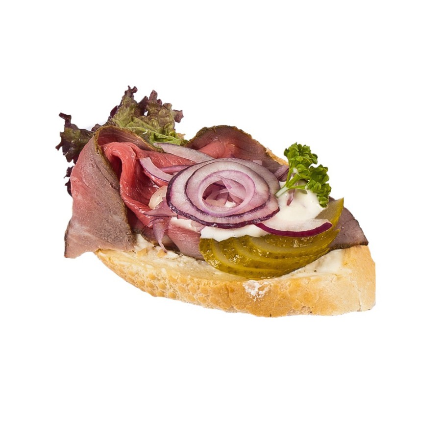 Chlebíček roastbeefový s majonézovým přelivem a cibulkou
