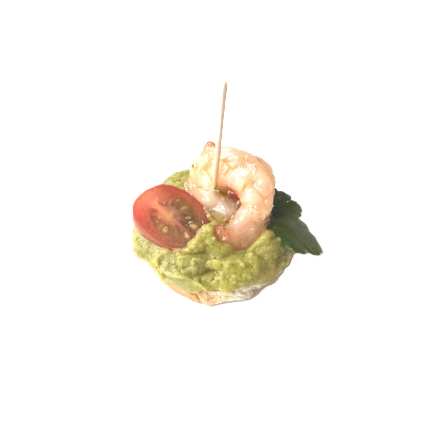 Chlebová kanapka luxus s marinovanou tygří krevetou, avokádovým guacamole a cherry rajčátkem